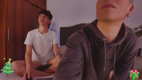 Snapshot of 2gays_1straight chatting on December 19, 10:21 pm David and Yoel online show from December 19, 10:21 pm