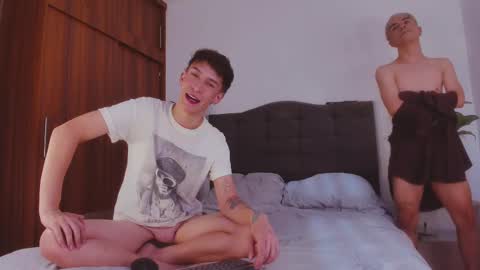 Snapshot of 2gays_1straight chatting on February 22, 8:48 pm David and Yoel online show from February 22, 8:48 pm