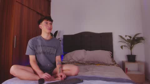 Snapshot of 2gays_1straight chatting on January 23, 2:12 am David and Yoel online show from January 23, 2:12 am