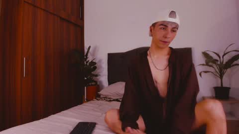 Snapshot of 2gays_1straight chatting on February 1, 8:26 pm David and Yoel online show from February 1, 8:26 pm