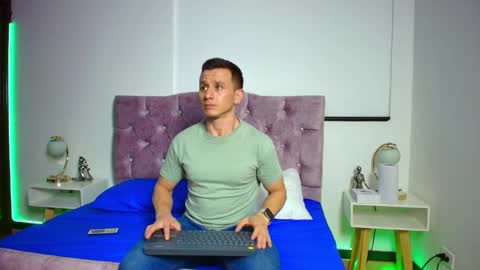 Snapshot of _andrewfalcon2 chatting on January 24, 12:31 pm _andrewfalcon2 online show from January 24, 12:31 pm