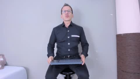 _axelking_ online show from November 10, 11:48 am