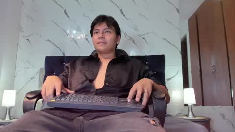 _maximo_1 online show from May 6, 2:06 pm