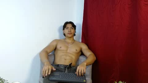 Snapshot of adriel_escalante chatting on October 6, 4:28 am adriel_escalante online show from October 6, 4:28 am