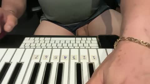 adrii207094 online show from June 14, 2:46 am