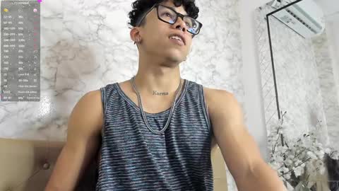 akazaboy online show from December 12, 4:48 am