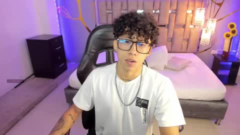 akazaboy online show from March 2, 4:29 am