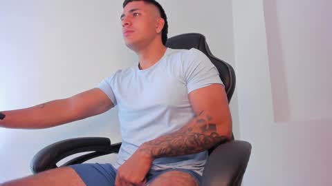 Snapshot of alan_muscle chatting on February 6, 6:13 pm Alan online show from February 6, 6:13 pm