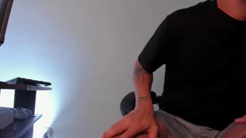 Snapshot of alan_muscle chatting on February 19, 4:23 am Alan online show from February 19, 4:23 am