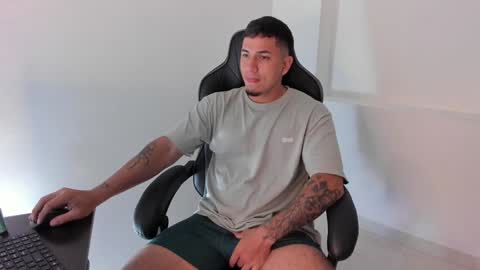 Snapshot of alan_muscle chatting on January 22, 5:16 am Alan online show from January 22, 5:16 am