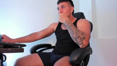 Snapshot of alan_muscle chatting on February 5, 6:46 am Alan online show from February 5, 6:46 am