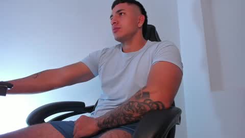Snapshot of alan_muscle chatting on February 6, 6:29 am Alan online show from February 6, 6:29 am