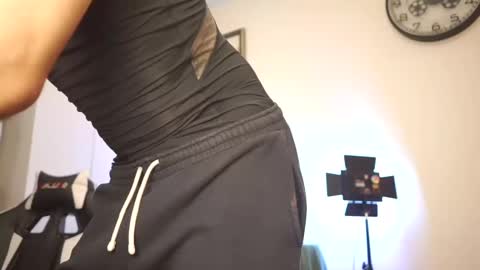 idenavarre online show from February 10, 9:04 pm