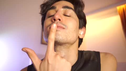 idenavarre online show from December 17, 10:43 pm