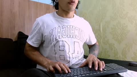 Snapshot of albertbernal69 chatting on January 11, 2:20 am Albert online show from January 11, 2:20 am