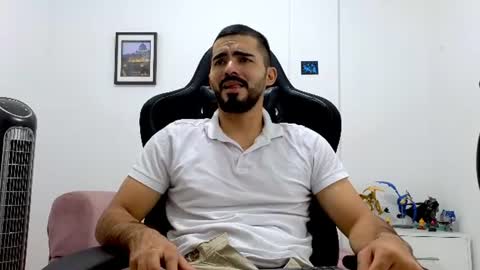 alejandroo_7 online show from July 17, 10:49 pm