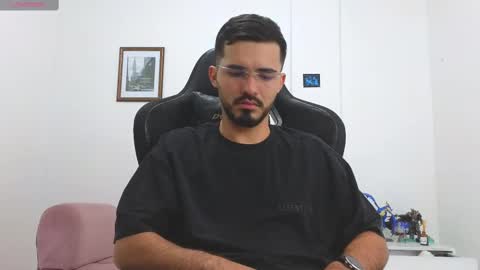 alejandroo_7 online show from November 11, 10:59 pm