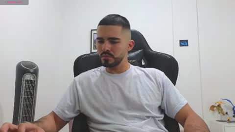 alejandroo_7 online show from July 7, 12:21 am