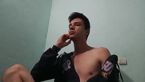 Snapshot of aleo_011 chatting on January 27, 1:48 am Alejandro online show from January 27, 1:48 am