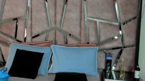 Snapshot of alixmartin1 chatting on October 19, 1:10 am alix online show from October 19, 1:10 am