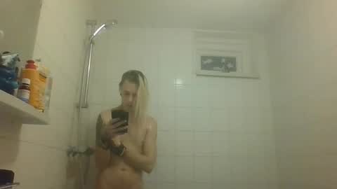 Snapshot of altboy010 chatting on January 1, 4:07 pm altboy010 online show from January 1, 4:07 pm