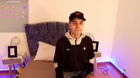 Snapshot of amadeo_wild chatting on December 4, 1:53 pm Amadeo Wild online show from December 4, 1:53 pm