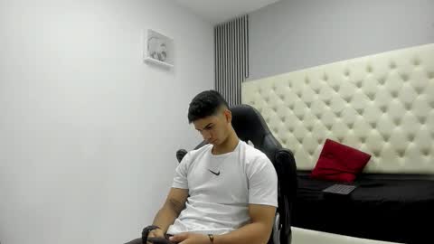 andres_stud online show from March 25, 4:16 am