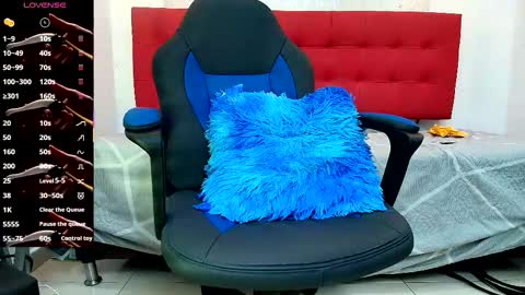 Snapshot of andrey_u92 chatting on October 18, 12:37 am online show from October 18, 12:37 am