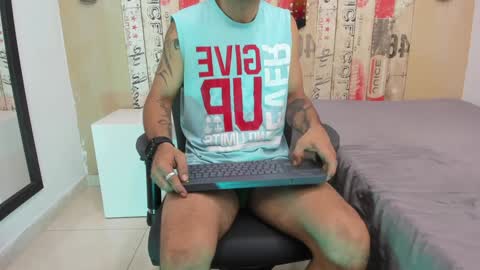 Snapshot of andrey_u92 chatting on February 7, 5:20 am online show from February 7, 5:20 am