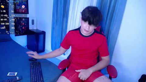 Snapshot of andyboy_19 chatting on December 18, 11:51 pm andy online show from December 18, 11:51 pm