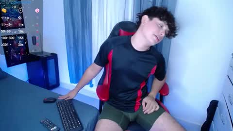 Snapshot of andyboy_19 chatting on December 13, 11:28 pm andy online show from December 13, 11:28 pm
