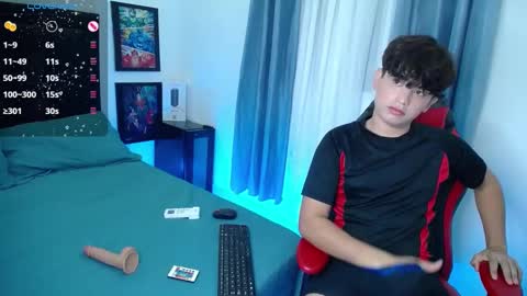 Snapshot of andyboy_19 chatting on December 4, 11:35 pm andy online show from December 4, 11:35 pm