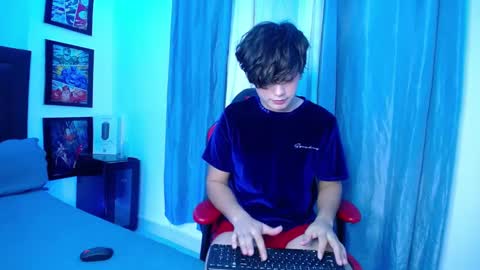 Snapshot of andyboy_19 chatting on February 8, 11:24 pm andy online show from February 8, 11:24 pm