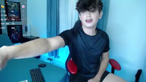 Snapshot of andyboy_19 chatting on January 7, 10:19 pm andy online show from January 7, 10:19 pm