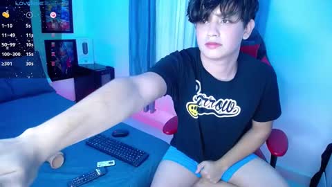 Snapshot of andyboy_19 chatting on January 14, 11:37 pm andy online show from January 14, 11:37 pm