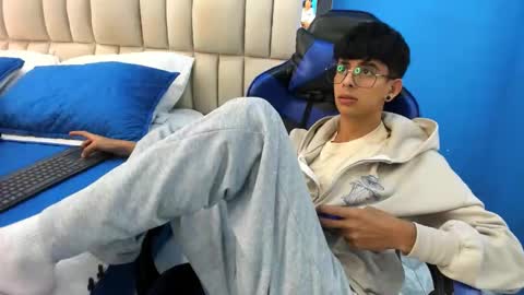 andyxibrat online show from May 30, 7:25 pm