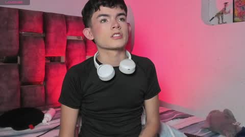 Snapshot of angelocute_ chatting on January 4, 5:37 am Angelo I work from home this is my room online show from January 4, 5:37 am