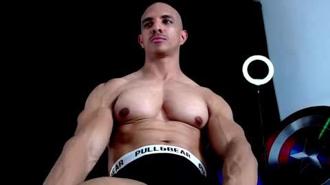 Instagram miguelangel1802  online show from December 14, 10:17 pm