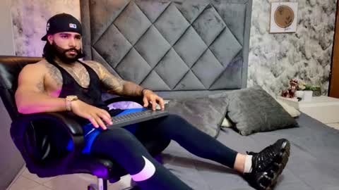 Snapshot of apolo_rousse chatting on October 6, 10:14 pm Apolo online show from October 6, 10:14 pm