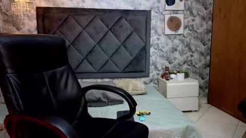 Snapshot of apolo_rousse chatting on October 4, 1:54 am Apolo online show from October 4, 1:54 am