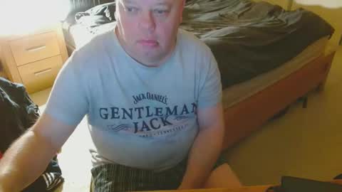 Snapshot of arnie12 chatting on December 4, 10:13 am Arnie online show from December 4, 10:13 am