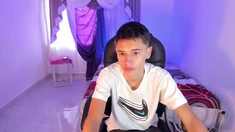 Snapshot of aron_boyy chatting on September 15, 8:43 pm Aaron online show from September 15, 8:43 pm