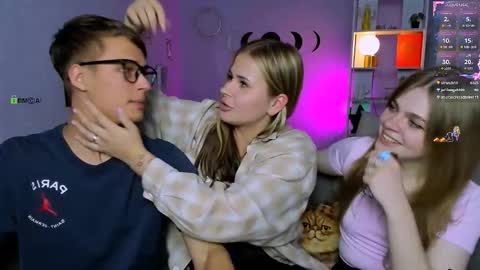 ash_raven_ online show from September 19, 9:25 pm