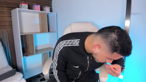 axel_grey_ online show from September 18, 12:18 pm