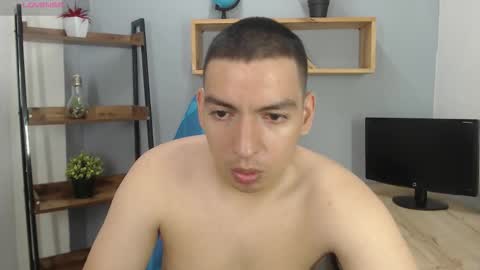 axel_stones_ online show from October 21, 1:58 pm