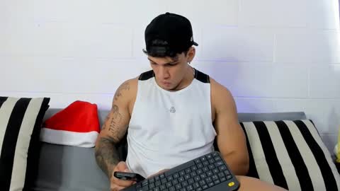 INDEPENDENT MODEL  online show from December 17, 9:16 pm