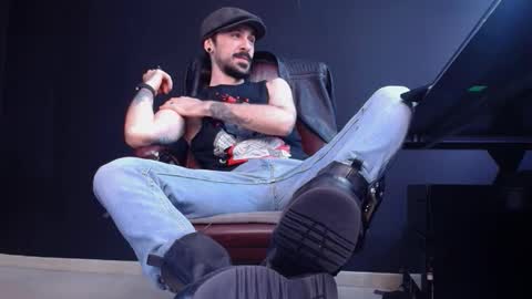 Snapshot of axelcolton chatting on October 18, 10:31 am AxelColton online show from October 18, 10:31 am