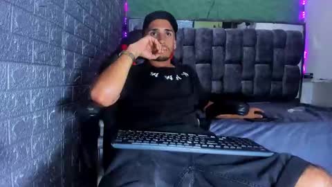 Snapshot of axell_cross2 chatting on October 20, 6:34 pm Axell Cross2 online show from October 20, 6:34 pm
