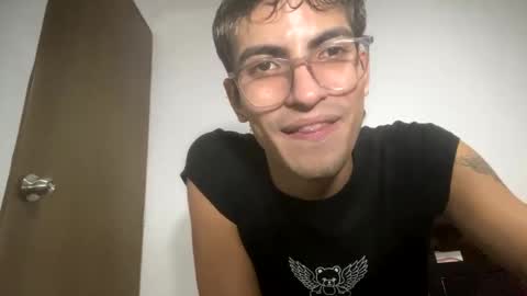 Snapshot of axellatino_ chatting on January 23, 12:35 am Axel online show from January 23, 12:35 am