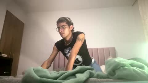 Snapshot of axellatino_ chatting on December 31, 6:27 am Axel online show from December 31, 6:27 am